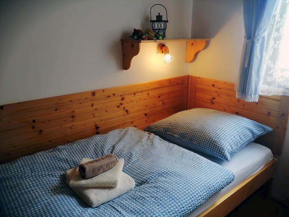 Posteľ s pripravenými uterákmi